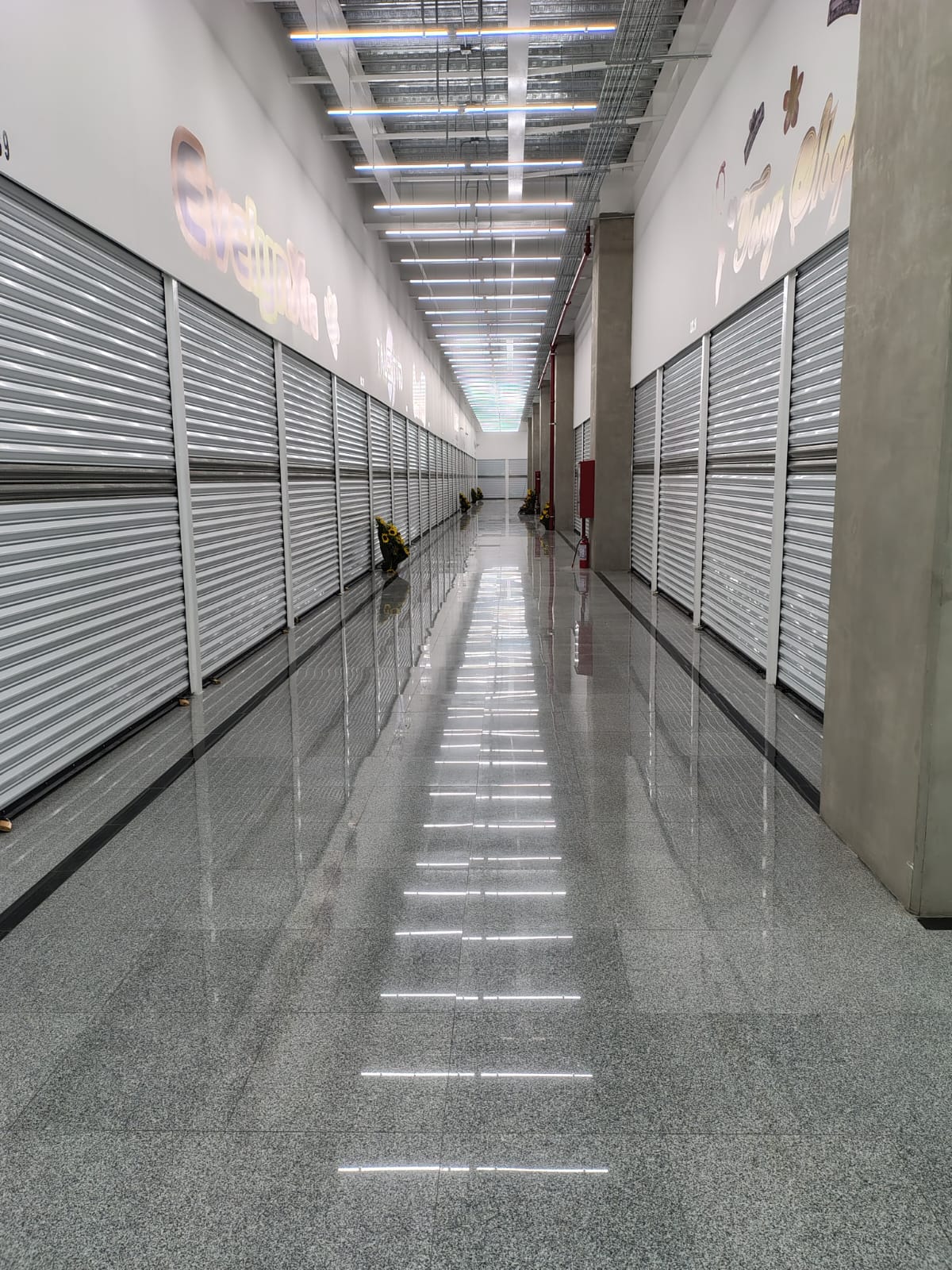 Pasillo comercial con cortinas de acero