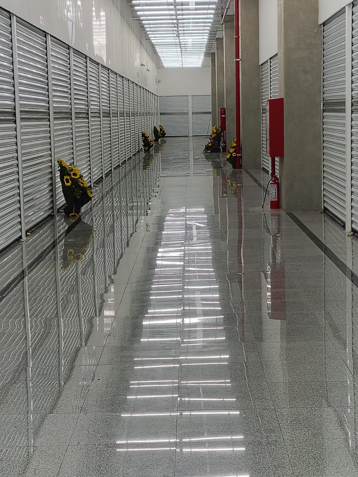 Corredor de locales con cortinas cerradas